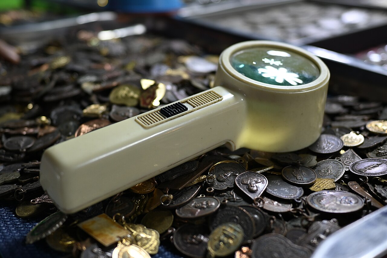 Memorabilia 1 Magnifying glass on coins