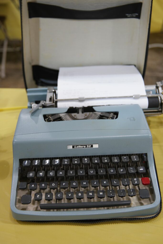 Lists 3 Vintage typewriter